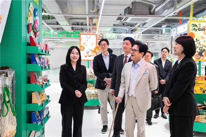 [서울=뉴시스] CJ그룹 이재현 회장이 그룹의 주요 경영진과 함께 26일 새롭게 문을 연 '올리브영 센트럴 명동 타운'을 살펴보고 있다. (사진=CJ그룹 제공) 2026.03.29. photo@newsis.com *재판매 및 DB 금지