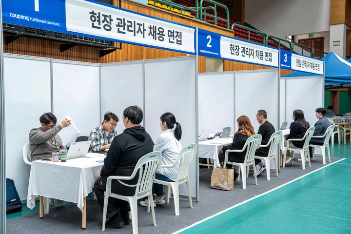 [서울=뉴시스] 쿠팡풀필먼트서비스가 물류 현장관리자 채용을 위한 면접을 진행하고 있다. (사진=쿠팡풀필먼트서비스 제공) 2026.03.29. photo@newsis.com *재판매 및 DB 금지