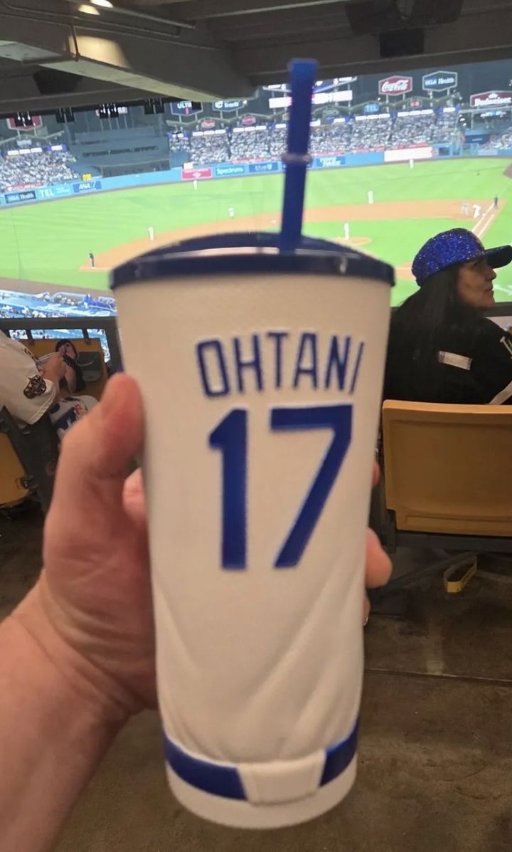 [서울=뉴시스] 미국 프로야구 로스앤젤레스 다저스 홈구장에서 판매된 고가 기념 컵이 논란 끝에 가격과 혜택이 조정됐다. (사진=X 'darrenrovell') *재판매 및 DB금지 *재판매 및 DB 금지