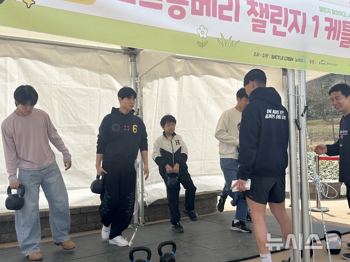 [논산=뉴시스] 김도현 기자 = 논산딸기축제에 방문한 시민들이 29일 오후 논산딸기축제 내에 설치된 '스트롱베리 미션 챌린지' 부스에서 미션 1 케틀벨을 들기를 하고 있다. 2026.03.29. kdh1917@newsis.com