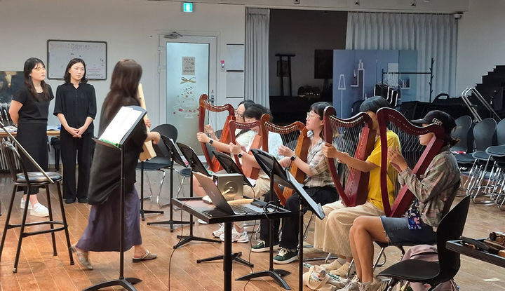 [뉴시스] 지난해 청년 문화존에서 진행된 '우리누리아트'의 하프연주 활동 모습. (사진=관악구 제공) *재판매 및 DB 금지