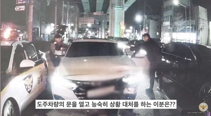 [서울=뉴시스] 신호등과 보행자를 들이받은 뒤 도주한 차량이 휴무 중이던 경찰관에 의해 붙잡히는 일이 벌어졌다. (사진=유튜브 '대한민국 경찰청') *재판매 및 DB금지 *재판매 및 DB 금지