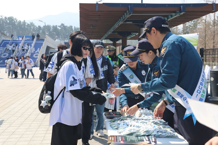 [대구=뉴시스] 대구 수성경찰서는 2026년 프로야구 정규시즌 홈 개막전이 열린 삼성라이온즈파크에서 보이스피싱 예방과 암표 매매 근절 등 치안 정책 홍보활동을 실시했다. (사진 = 대구 수성경찰서 제공) 2026.03.29. photo@newsis.com *재판매 및 DB 금지