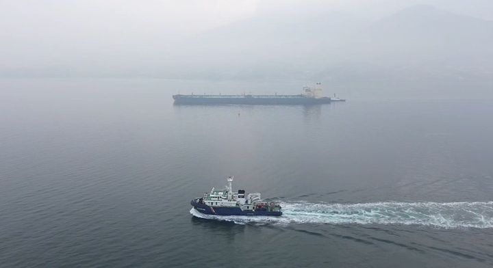 [여수=뉴시스] 사진은 여수해경 경비함정이 지난달 29일 아랍에미리트 푸자이라항에서 원유 200만 배럴을 싣고 여수 GS칼텍스 원유 부두에 입항하는 15만t급 초대형 유조선 'G. DREAM호'를 호송하고 있는 모습. (사진=여수해경 제공) 2026.03.29. photo@newsis.com *재판매 및 DB 금지