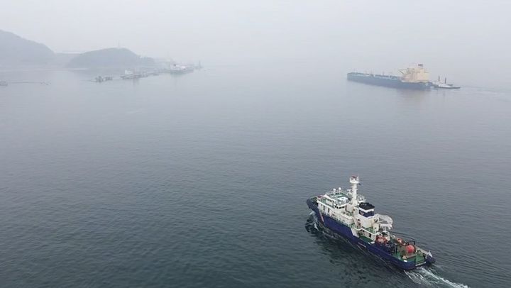 [여수=뉴시스] 여수해경 경비함정이 29일 아랍에미리트 푸자이라항에서 원유 200만 배럴을 싣고 여수 GS칼텍스 원유 부두에 입항하는 15만t급 초대형 유조선 'G. DREAM호'를 호송하고 있다. (사진=여수해경 제공) 2026.03.29. photo@newsis.com *재판매 및 DB 금지