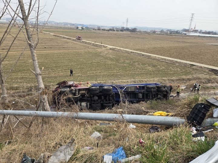 [논산=뉴시스] 29일 오후 10시23분께 천안논산고속도로 논산방향 연무IC 인근에서 과산화수소를 실은 25t 탱크로리가 논으로 추락해 전도돼 구급대가 인명 구조에 나서고 있다. (사진=논산소방서 제공) 2026.03.29 photo@newsis.com *재판매 및 DB 금지