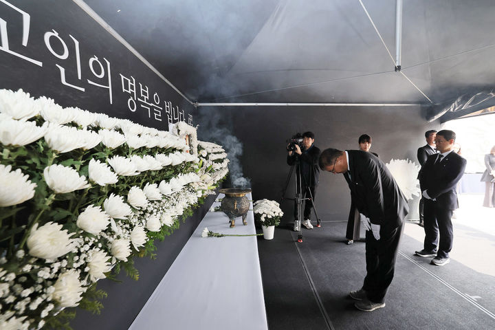 [창원=뉴시스] 강경국 기자 = 29일 경남 창원시 창원NC파크 화합의탑 인근에서 창원NC파크 사고 희생자 1주기 추모식이 열리고 있다. (사진=창원시청 제공). 2026.03.29. photo@newsis.com *재판매 및 DB 금지