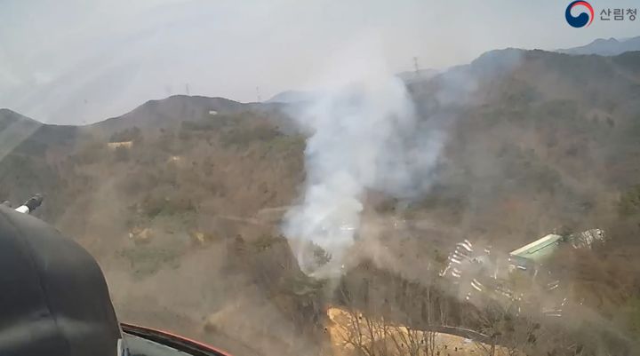 [예산=뉴시스] 29일 오후 1시22분께 충남 예산군 대술면 궐곡리 일원에서 산불이 나 하얀색 연기가 피어 오르고 있다. (사진=산림청 제공) 2026.03.29. photo@newsis.com *재판매 및 DB 금지