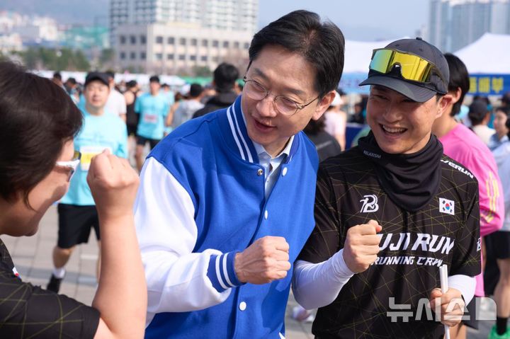 [창원=뉴시스]김경수 더불어민주당 경남도지사 후보가 29일 오전 제33회 3·15마라톤대회가 열리는 마산 3·15해양누리공원을 찾아 참가자들을 응원하고 있다.(사진=김경수 후보 선거사무소 제공) 2026.03.29. photo@newsis.com