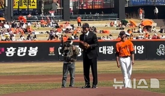 [서울=뉴시스]박찬호가 28일 대전 한화생명볼파크에서 열린 2026 신한 SOL뱅크 KBO리그 개막전 한화-키움 히어로즈의 경기에서 시구자로 나섰다. (사진 = 박찬호 SNS 캡처)