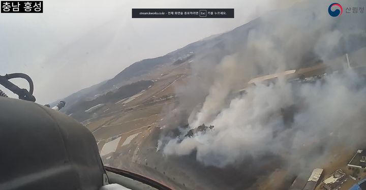 [홍성=뉴시스] 29일 오후 2시29분께 충남 홍성군 은하면 목현리 일원에서 산불이 나 하얀색 연기가 널리 확산되고 있다. (사진=산림청 제공) 2026.03.29. photo@newsis.com *재판매 및 DB 금지