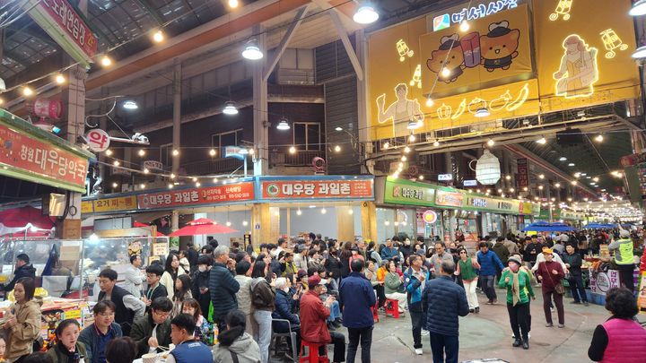 [창원=뉴시스] 강경국 기자 = 지난 27일 경남 창원시 의창구 명서시장 일원에서 열린 제3회 명서시장 호롱불 야시장이 성황리에 개최되고 있다. (사진=창원시청 제공). 2026.03.29. photo@newsis.com *재판매 및 DB 금지