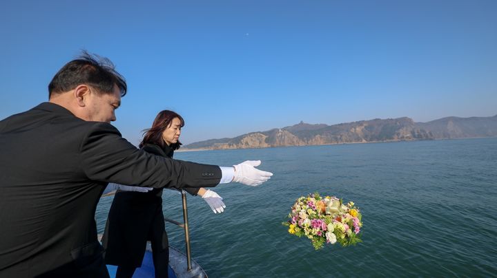 [서울=뉴시스] 강윤진 국가보훈부 차관이 28일 오후 천안함 피격 현장인 백령도에서 고(故)이상희 하사의 부친인 이성우 천안함 46용사 유족회장과 함께 해상 헌화를 하고 있다. (사진=국가보훈부 제공) 2026.03.29 *재판매 및 DB 금지