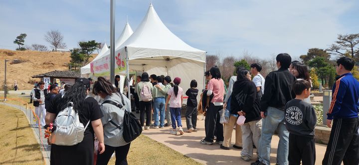 [논산=뉴시스]곽상훈 기자=스트롱베리 미션 챌린지 마지막 날인 29일 논산딸기축제장에 마련된 행사장에 참가자들이 길게 줄 서 있다. 2026. 03. 29 photo@newsis.com *재판매 및 DB 금지