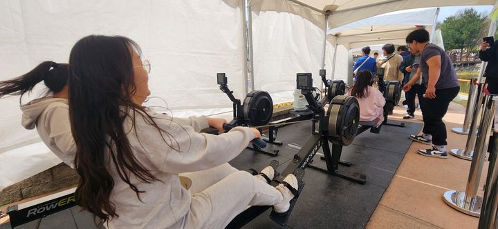 [논산=뉴시스]곽상훈 기자=논산딸기축제장에 마련된 '스트롱베리 미션 챌린지'에서 참가여성이 로잉머신을 함차게 당기고 있다. 2026. 03. 29 photo@newsis.com *재판매 및 DB 금지