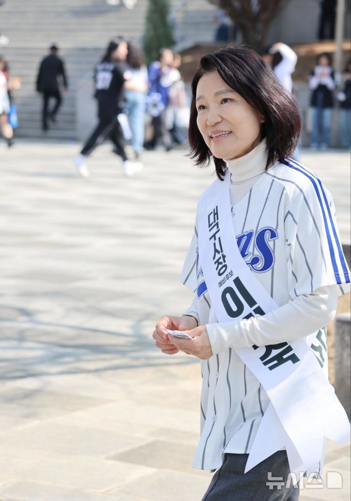 [서울=뉴시스]국민의힘 대구시장 경선에서 컷오프된 이진숙 전 방송통신위원장이 29일 자신의 소셜네트워크서비스(SNS)에 전날 삼성 라이온즈-롯데 자이언츠의 2026 KBO리그 개막전을 보기 위해 대구 삼성라이온즈파크를 찾은 시민들과 만나는 사진을 공유했다. (사진 = 이진숙 전 방송통신위원장 SNS 캡처)