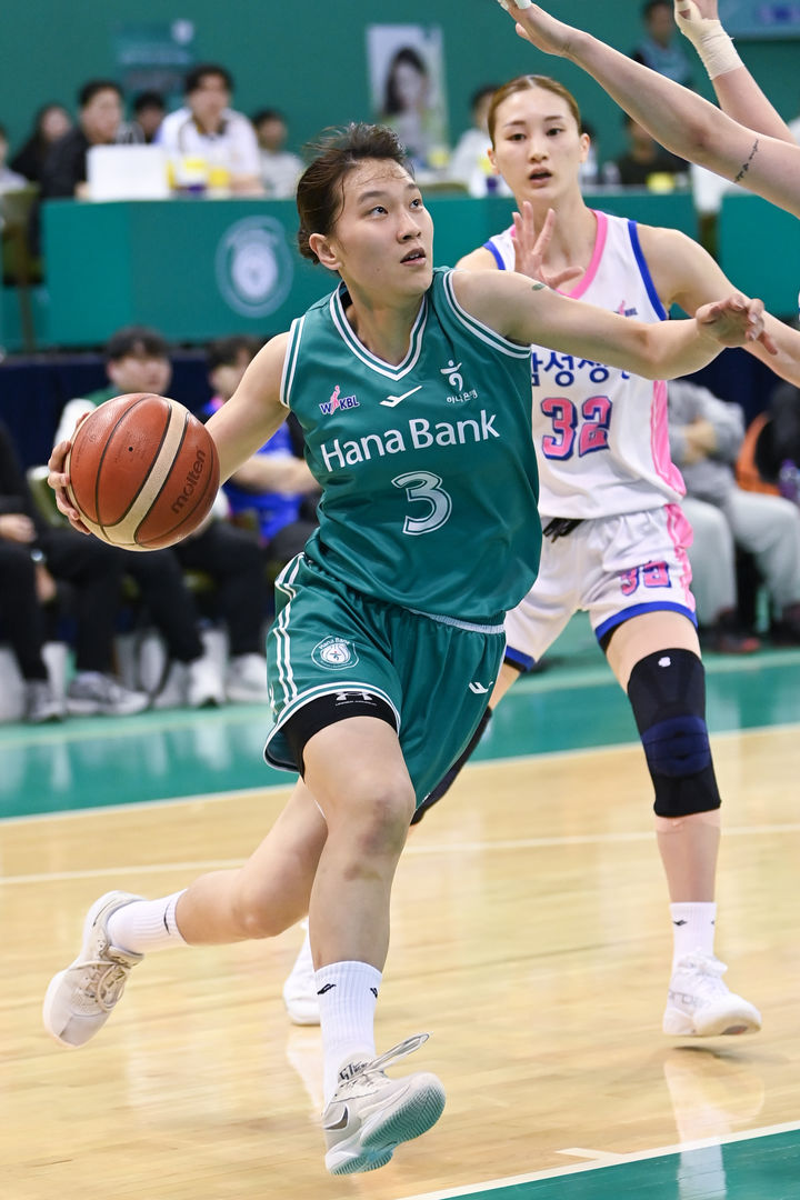 [서울=뉴시스] 여자프로농구 부천 하나은행의 정현. (사진=WKBL 제공) *재판매 및 DB 금지