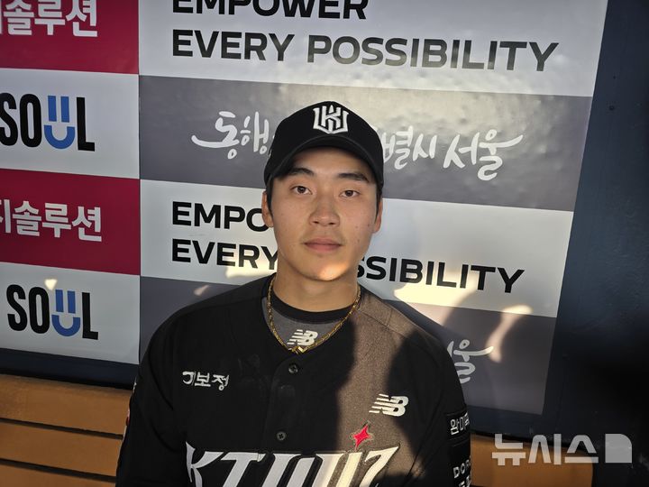 [서울=뉴시스] 김희준 기자 = KT 위즈의 박영현이 29일 잠실구장에서 벌어진 2026 신한 쏠 KBO리그 LG 트윈스와의 경기에서 세이브를 수확한 후 더그아웃에서 포즈를 취하고 있다. 2026.03.29jinxijun@newsis.com