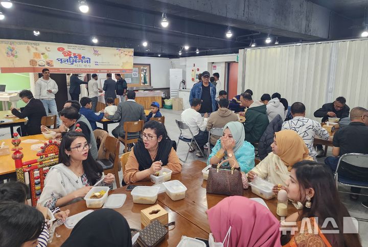 [창원=뉴시스]29일 오후 경남이주민센터 강당에서 올해 첫 'STX와 함께하는 외국인주민을 위한 자국음식잔치'가 경남방글라데시교민회 주관으로 열리고 있다.(사진=경남이주민센터 제공) 0226.03.29. photo@newsis.com