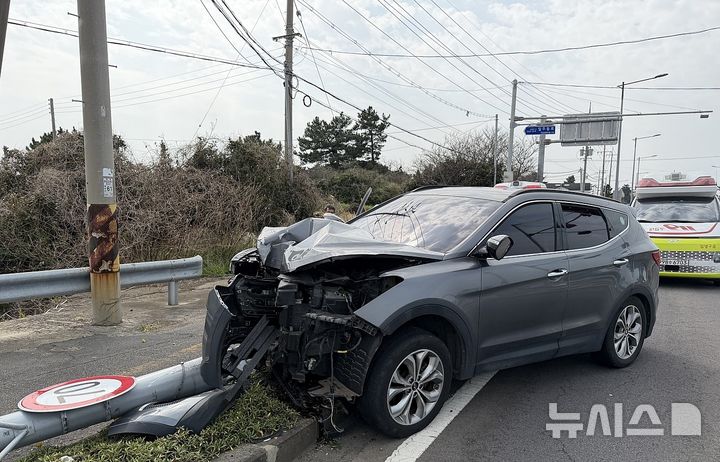 [제주=뉴시스] 29일 오후 제주시 구좌읍 월정리 일주동로를 달리던 산타페 차량이 전신주를 들이받아 탑승자 4명이 다치는 사고가 발생했다. 사진은 사고 현장 모습. (사진=제주도소방안전본부 제공) 2026.03.29. photo@newsis.com *재판매 및 DB 금지