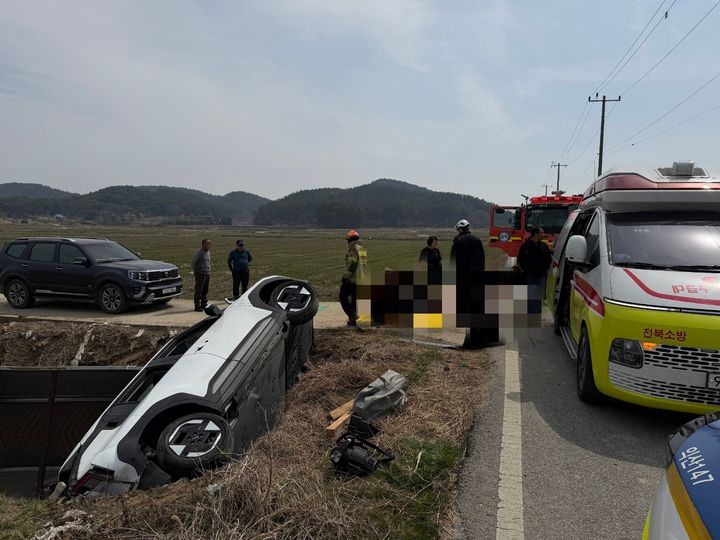 [익산=뉴시스] 29일 오전11시28분께 전북 익산시 용안면의 한 농로에서 1t 트럭과 스포츠유틸리티차량(SUV)이 서로 부딪혀 소방대원들이 구조 작업을 진행하고 있다. (사진=전북도소방본부 제공) 2026.03.29. photo@newsis.com *재판매 및 DB 금지