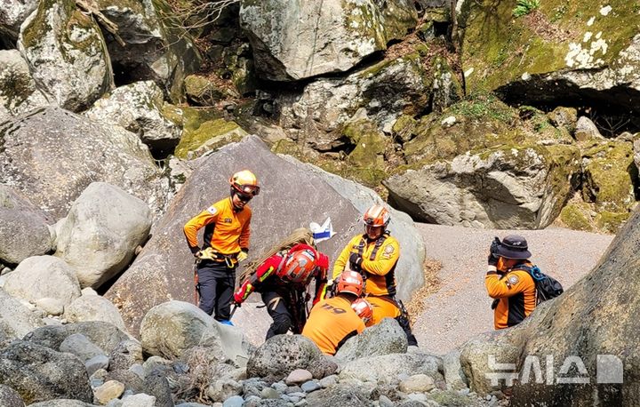 [제주=뉴시스] 29일 오후 제주시 해안동 천아숲길 인근 계곡에서 50대 남성 A씨가 5m 아래로 추락해 대퇴부가 부러지는 사고가 발생해 출동한 119가 안전조치를 하고 있다. (사진=제주도소방안전본부 제공) 2026.03.29. photo@newsis.com *재판매 및 DB 금지