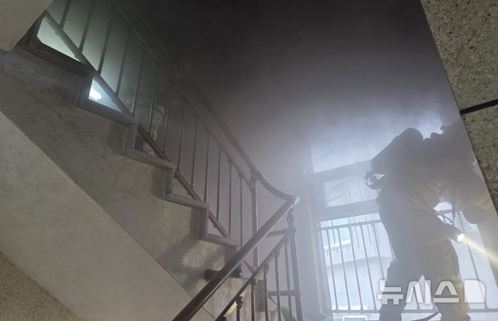 [서귀포=뉴시스] 29일 오후 제주 서귀포시 하예동의 한 다세대주택 4층에서 불이 나 출동한 119가 불을 끄고 있다. (사진=제주도소방안전본부 제공) 2026.03.29. photo@newsis.com *재판매 및 DB 금지