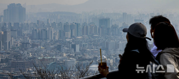 [서울=뉴시스] 정병혁 기자 = 29일 서울 중구 남산에서 서울시내 아파트가 보이고 있다. 2026.03.29. jhope@newsis.com