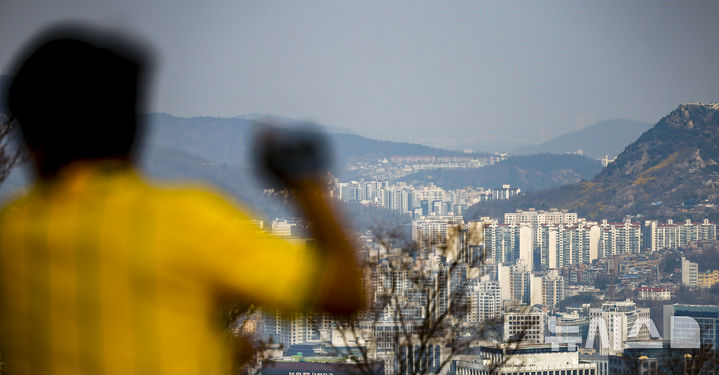 [서울=뉴시스] 정병혁 기자 = 29일 서울 중구 남산에서 서울시내 아파트가 보이고 있다.서울 부동산 시장의 관망세가 갈수록 짙어지고 있다. 다주택자 양도소득세 중과 유예 종료를 앞두고 강남3구(강남·서초·송파구)와 한강벨트(마포·용산·성동·강동·광진·동작구)를 중심으로 절세 매물이 쏟아지고 있지만, 매수자와 매도자 간 ‘줄다리기’가 본격화하는 모습이다. 다주택자 양도소득세 중과 부활을 앞두고 매물은 빠르게 쌓이고 있다. 부동산 빅데이터 업체 아실에 따르면 이날 기준 서울 아파트 매물은 7만8897건으로, 한 달 전(7만784건)보다 11.4% 증가했다. 2026.03.29. jhope@newsis.com