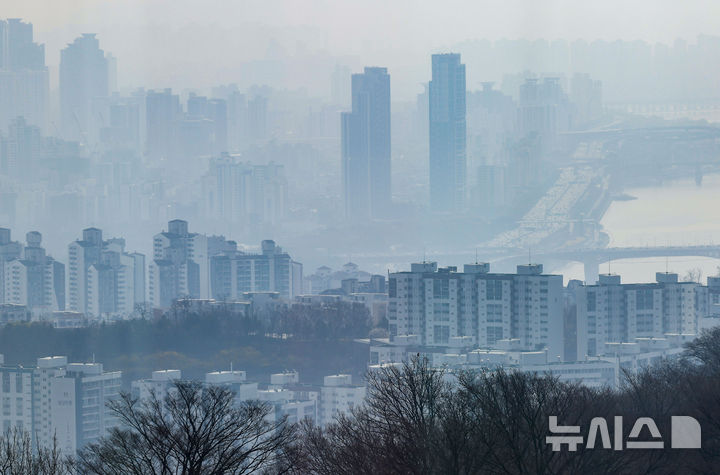 [서울=뉴시스] 정병혁 기자 = 29일 서울 중구 남산에서 서울시내 아파트가 보이고 있다.서울 부동산 시장의 관망세가 갈수록 짙어지고 있다. 다주택자 양도소득세 중과 유예 종료를 앞두고 강남3구(강남·서초·송파구)와 한강벨트(마포·용산·성동·강동·광진·동작구)를 중심으로 절세 매물이 쏟아지고 있지만, 매수자와 매도자 간 ‘줄다리기’가 본격화하는 모습이다. 다주택자 양도소득세 중과 부활을 앞두고 매물은 빠르게 쌓이고 있다. 부동산 빅데이터 업체 아실에 따르면 이날 기준 서울 아파트 매물은 7만8897건으로, 한 달 전(7만784건)보다 11.4% 증가했다. 2026.03.29. jhope@newsis.com