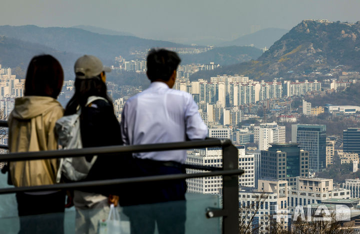 [서울=뉴시스] 정병혁 기자 = 29일 서울 중구 남산에서 서울시내 아파트가 보이고 있다. 서울 부동산 시장의 관망세가 갈수록 짙어지고 있다. 다주택자 양도소득세 중과 유예 종료를 앞두고 강남3구(강남·서초·송파구)와 한강벨트(마포·용산·성동·강동·광진·동작구)를 중심으로 절세 매물이 쏟아지고 있지만, 매수자와 매도자 간 ‘줄다리기’가 본격화하는 모습이다.&nbsp; 다주택자 양도소득세 중과 부활을 앞두고 매물은 빠르게 쌓이고 있다. 부동산 빅데이터 업체 아실에 따르면 이날 기준 서울 아파트 매물은 7만8897건으로, 한 달 전(7만784건)보다 11.4% 증가했다. 2026.03.29. jhope@newsis.com