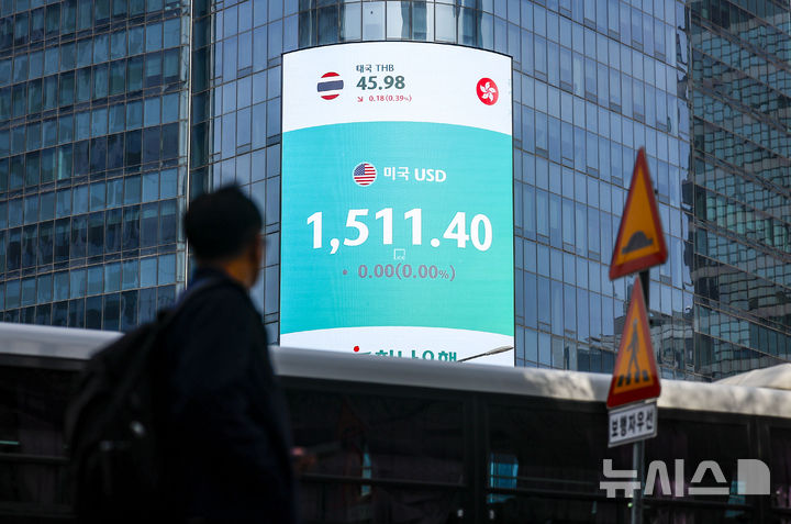 [서울=뉴시스] 정병혁 기자 = 미국과 이란의 휴전 협상 난항 여파로 달러가 강세를 이어가고 있는 지난 29일 서울 중구 하나은행 외벽 전광판에 환율정보가 나타나 있다. 2026.03.29. jhope@newsis.com