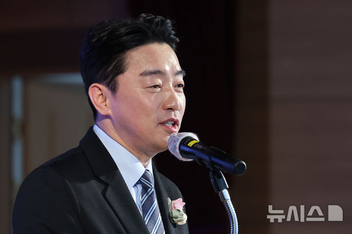 [서울=뉴시스] 권창회 기자 = 강훈식 청와대 비서실장이 29일 서울 강서구 대한한의사협회에서 열린 제70회 정기대의원총회에서 이재명 대통령의 축사를 대독하고 있다. 2026.03.29. kch0523@newsis.com