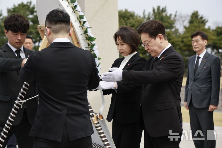 [제주=뉴시스] 최동준 기자 = 이재명 대통령과 김혜경 여사가 29일 제주 4.3평화공원을 방문해 헌화를 하고 있다. 2026.03.29. photocdj@newsis.com