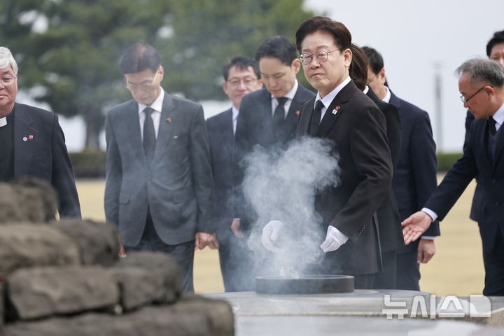 [제주=뉴시스] 최동준 기자 = 이재명 대통령이 29일 제주 4.3평화공원을 방문해 참배를 마친 뒤 이동하고 있다. 2026.03.29. photocdj@newsis.com