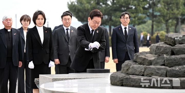 [제주=뉴시스] 최동준 기자 = 이재명 대통령이 29일 제주 4.3평화공원을 방문해 참배하고 있다. 2026.03.29. photocdj@newsis.com