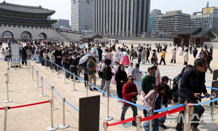 [서울=뉴시스] 추상철 기자 = 완연한 봄날씨를 보인 29일 오전 서울 종로구 경복궁이 봄나들이 나온 시민들과 외국인관광객으로 붐비고 있다. 2026.03.29. scchoo@newsis.com