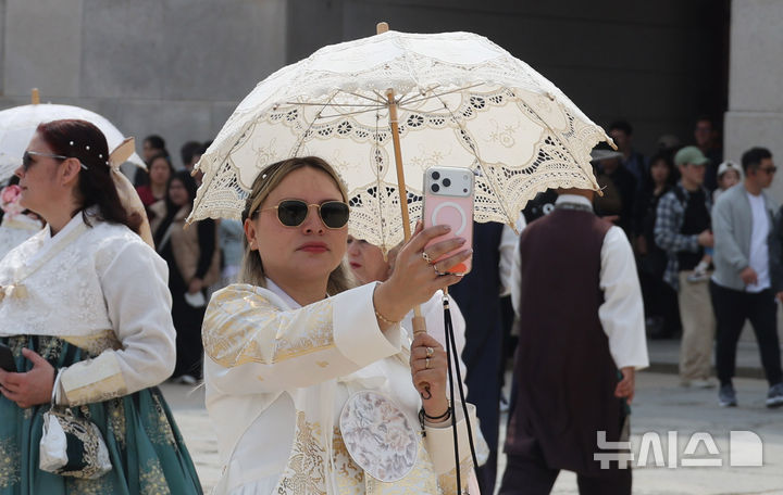 [서울=뉴시스] 추상철 기자 = 완연한 봄날씨를 보인 29일 오전 서울 종로구 경복궁에서 외국인관광객이 기념촬영을 하고있다. 2026.03.29. scchoo@newsis.com
