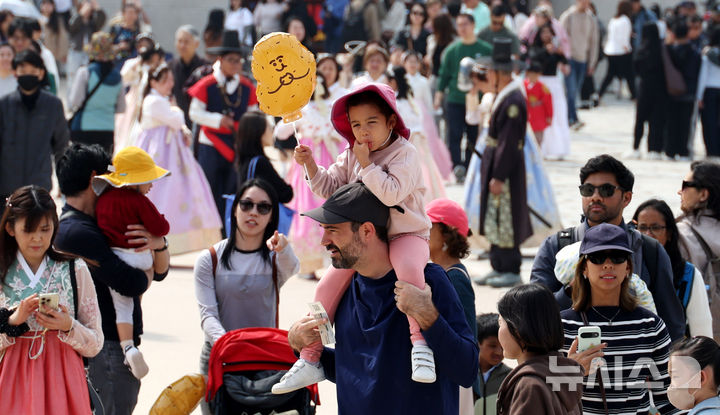 [서울=뉴시스] 추상철 기자 = 완연한 봄날씨를 보인 29일 오전 서울 종로구 경복궁이 봄나들이 나온 시민들과 외국인관광객으로 붐비고 있다. 2026.03.29. scchoo@newsis.com