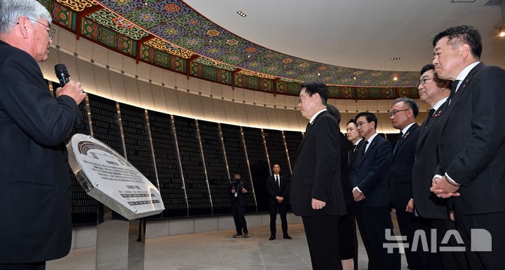 [제주=뉴시스] 최동준 기자 =제주 4.3 사건 제78주기를 앞둔 29일 제주 4.3 평화공원을 방문한 이재명 대통령과 김혜경 여사가 위패봉안실을 둘러보고  있다. 2026.03.29. photocdj@newsis.com