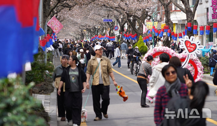 [제주=뉴시스] 우장호 기자 = 흐린 날씨를 보인 29일 오전 제주시 삼도1동 거리에 제19회 전농로 왕벚꽃 축제를 즐기려는 시민과 관광객들의 발걸음이 이어지고 있다. 2026.03.29. woo1223@newsis.com