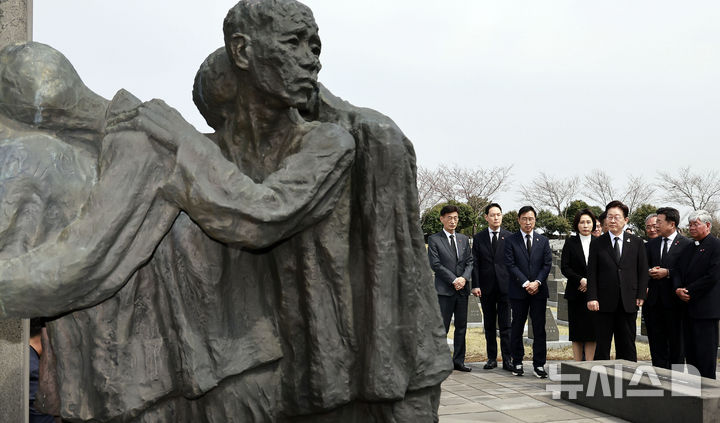 [제주=뉴시스] 최동준 기자 = 이재명 대통령과 김혜경 여사가 29일 제주 4.3평화공원을 방문해 행방불명인 묘역 설명을 듣고 있다. 2026.03.29. photocdj@newsis.com