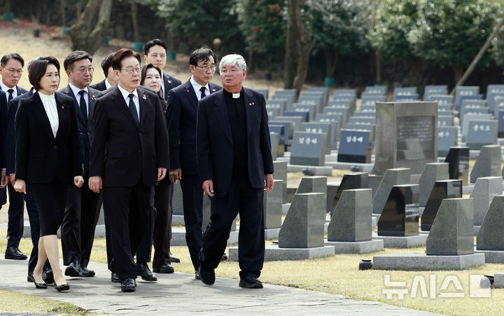 [제주=뉴시스] 최동준 기자 = 이재명 대통령과 김혜경 여사가 29일 제주 4.3평화공원을 방문해 행방불명인 묘역을 둘러보고 있다. 2026.03.29. photocdj@newsis.com