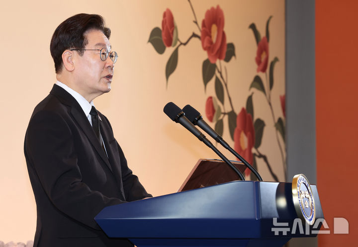 [제주=뉴시스] 최동준 기자 = 이재명 대통령이 29일 제주시 한 호텔에서 열린 '제주 4.3 희생자 유족과의 오찬'에서 인사말을 하고 있다. 2026.03.29. photocdj@newsis.com