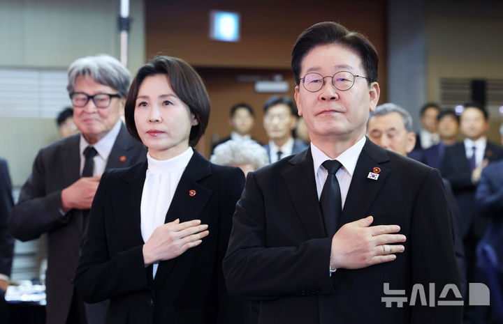 [제주=뉴시스] 최동준 기자 = 이재명 대통령과 김혜경 여사가 29일 제주시 한 호텔에서 열린 '제주 4.3 희생자 유족과의 오찬'에서 국민의례를 하고 있다. 2026.03.29. photocdj@newsis.com