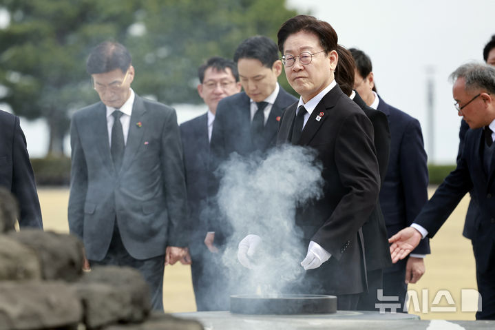 [제주=뉴시스] 최동준 기자 = 이재명 대통령이 29일 제주 4.3평화공원을 방문해 참배를 마친 뒤 이동하고 있다. 2026.03.29. photocdj@newsis.com