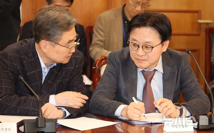 [서울=뉴시스] 추상철 기자 = 조현 외교부 장관과 김정관(오른쪽) 산업통상부 장관이 29일 오후 서울 종로구 정부서울청사에서 열린 비상경제본부회의에서 대화를 하고 있다. 2026.03.29. scchoo@newsis.com