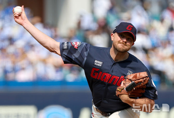 [대구=뉴시스] 이무열 기자 = 29일 대구 수성구 삼성라이온즈파크에서 열린 2026 신한 SOL KBO리그 롯데 자이언츠와 삼성 라이온즈 경기, 1회말 롯데 선발투수 비슬리가 공을 던지고 있다. 2026.03.29. lmy@newsis.com