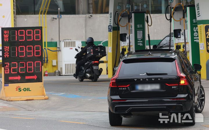 [서울=뉴시스] 권창회 기자 = 2차 석유 최고가격제가 시행된 지 사흘째인 29일 서울의 기름값이 1900원을 돌파했다. 한국석유공사 유가정보시스템 오피넷에 따르면 이날 오전 9시 기준 서울 주유소 평균 휘발유 가격은 리터(ℓ)당 1911.3원이다. 전날보다 14.7원 오르며 1900원 대에 진입했다. 경유 가격 또한 전날보다 12.3원 상승한 리터당 1889.5원이다. 사진은 이날 서울시내 주유소에 적힌 유가정보 모습. 2026.03.29. kch0523@newsis.com