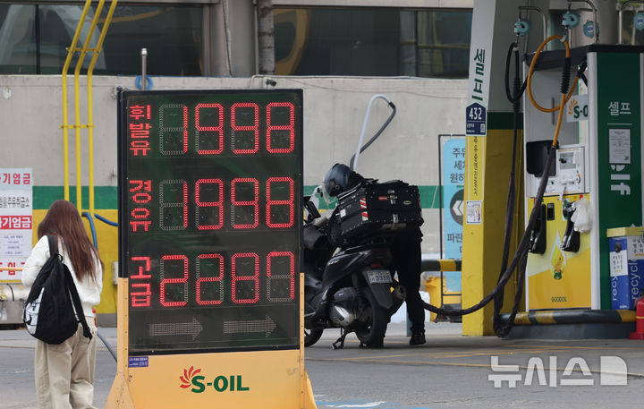 [서울=뉴시스] 권창회 기자 = 2차 석유 최고가격제가 시행된 지 사흘째인 29일 서울의 기름값이 1900원을 돌파했다. 한국석유공사 유가정보시스템 오피넷에 따르면 이날 오전 9시 기준 서울 주유소 평균 휘발유 가격은 리터(ℓ)당 1911.3원이다. 전날보다 14.7원 오르며 1900원 대에 진입했다. 경유 가격 또한 전날보다 12.3원 상승한 리터당 1889.5원이다. 사진은 이날 서울시내 주유소에 적힌 유가정보 모습. 2026.03.29. kch0523@newsis.com